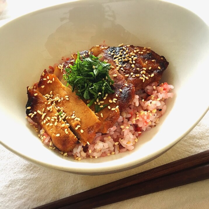 大葉で爽やか♪味噌漬け豚ロースの雑穀梅ご飯丼♡